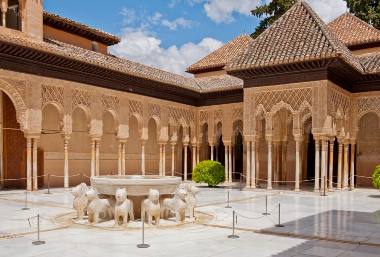 Quién mandó a construir el patio de los Leones